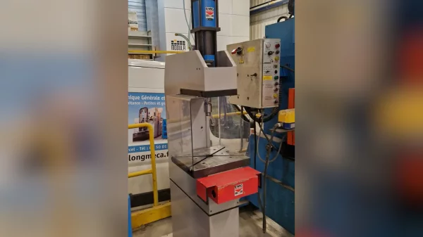 Pressa idropneumatica EMG 6,9T-100-25 usata
