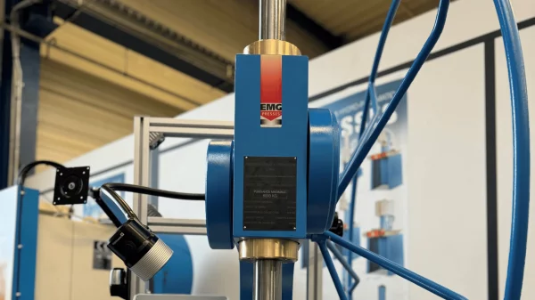 Pressa su misura per l'industria aerospaziale